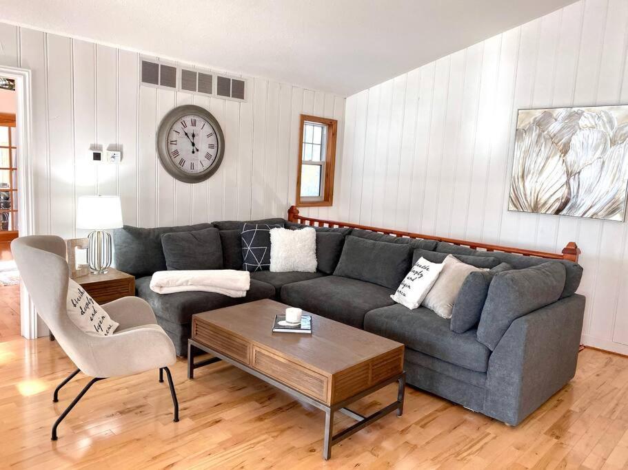 Stunning All-Seasons Muskoka Lakefront Cottage