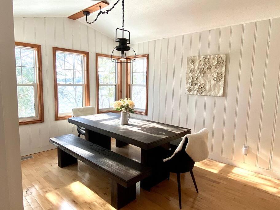 Stunning All-Seasons Muskoka Lakefront Cottage