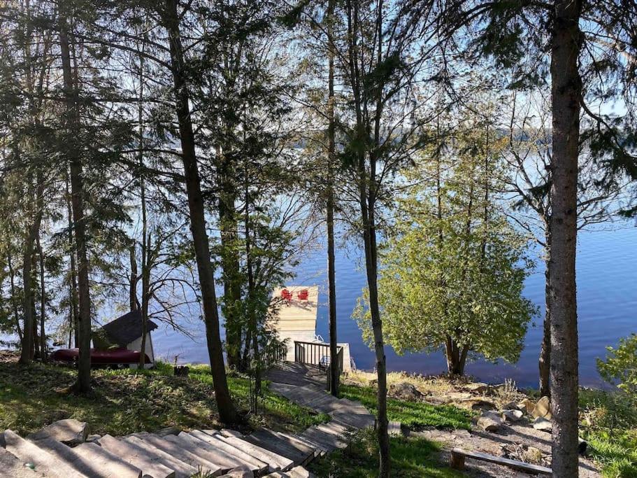 Stunning All-Seasons Muskoka Lakefront Cottage