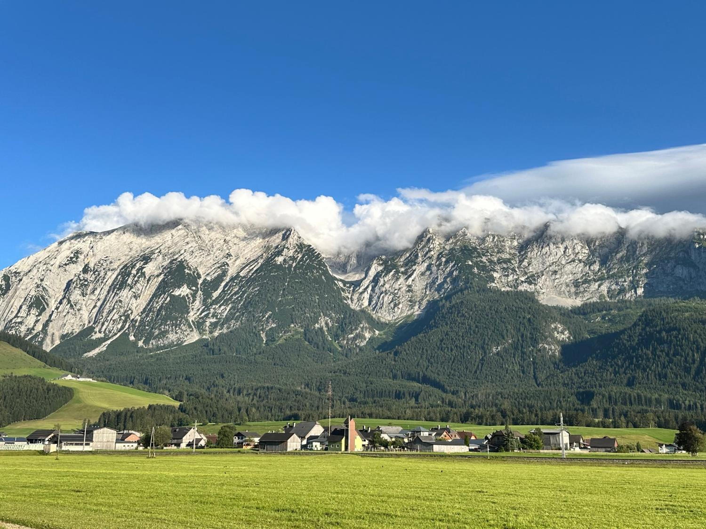 Das Alpenzeit Loft mit Balkon und Grimmingblick
