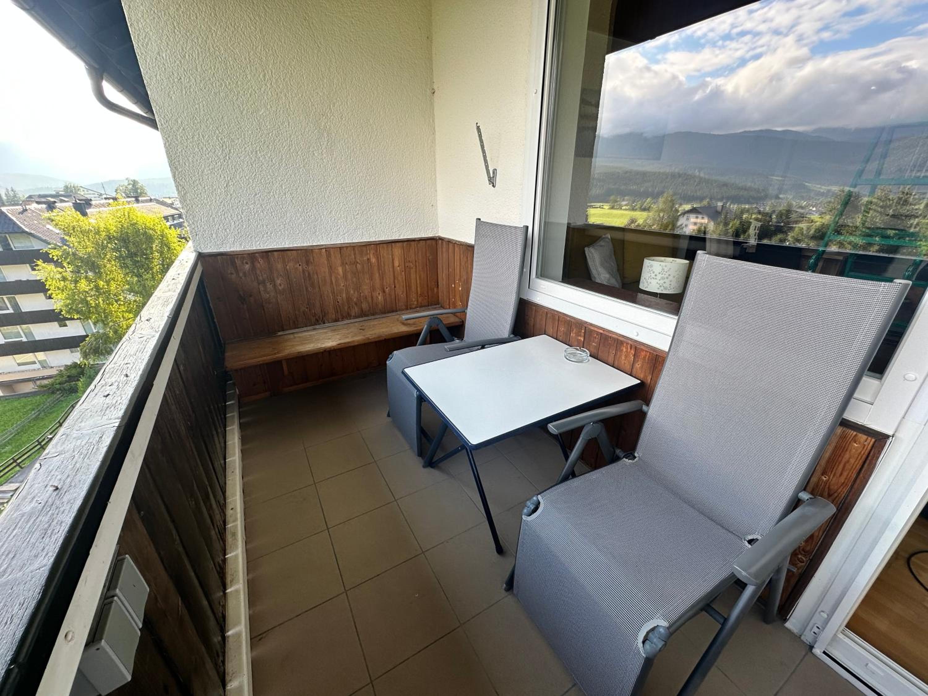 Das Alpenzeit Loft mit Balkon und Grimmingblick