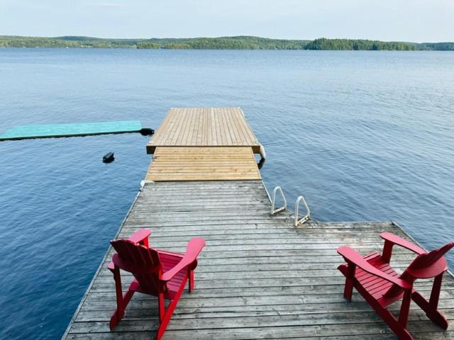 Stunning All-Seasons Muskoka Lakefront Cottage