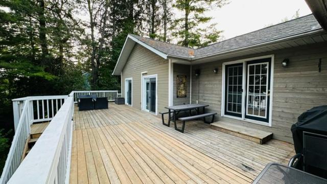 Stunning All-Seasons Muskoka Lakefront Cottage