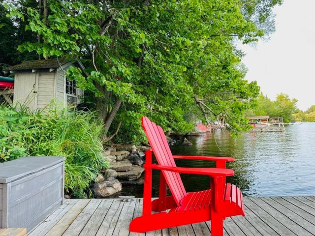 Stunning All-Seasons Muskoka Lakefront Cottage