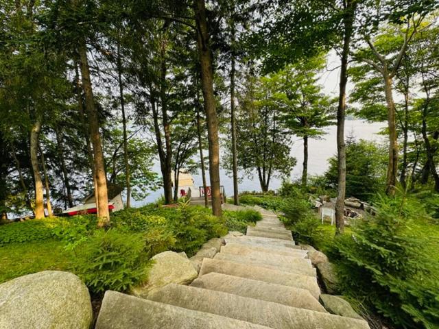 Stunning All-Seasons Muskoka Lakefront Cottage