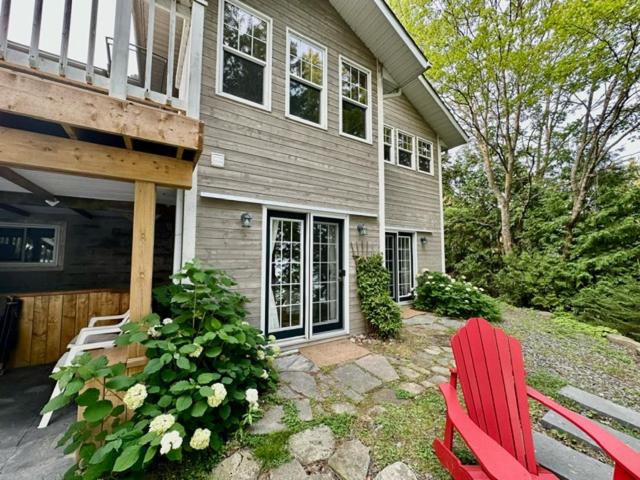 Stunning All-Seasons Muskoka Lakefront Cottage
