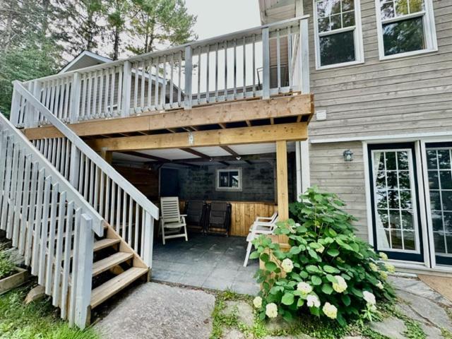 Stunning All-Seasons Muskoka Lakefront Cottage