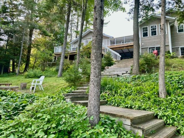 Stunning All-Seasons Muskoka Lakefront Cottage