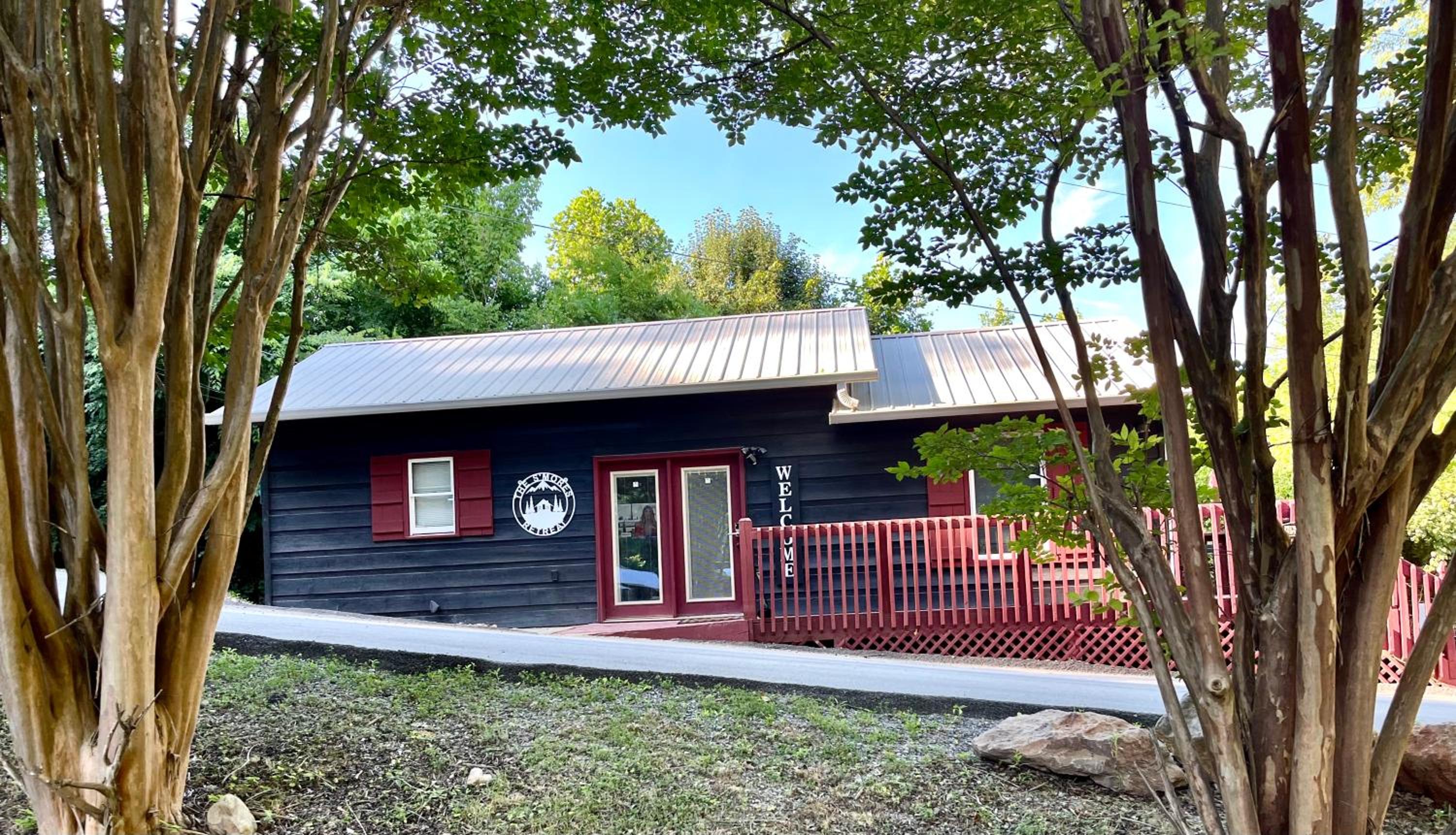 Hotel Smores Retreat - Minutes From Pf Parkway! Hot Tub And Fire Pit!