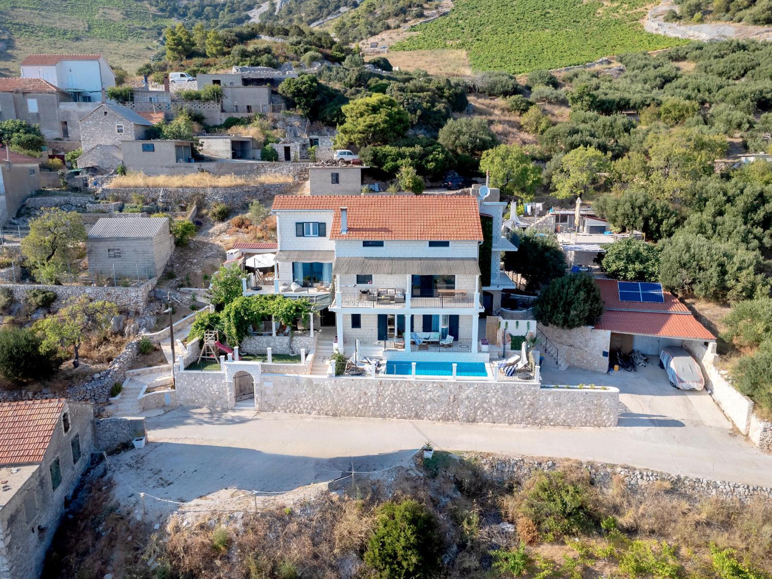 Hotel Lux & View - Sveta Nedjelja - Image 1