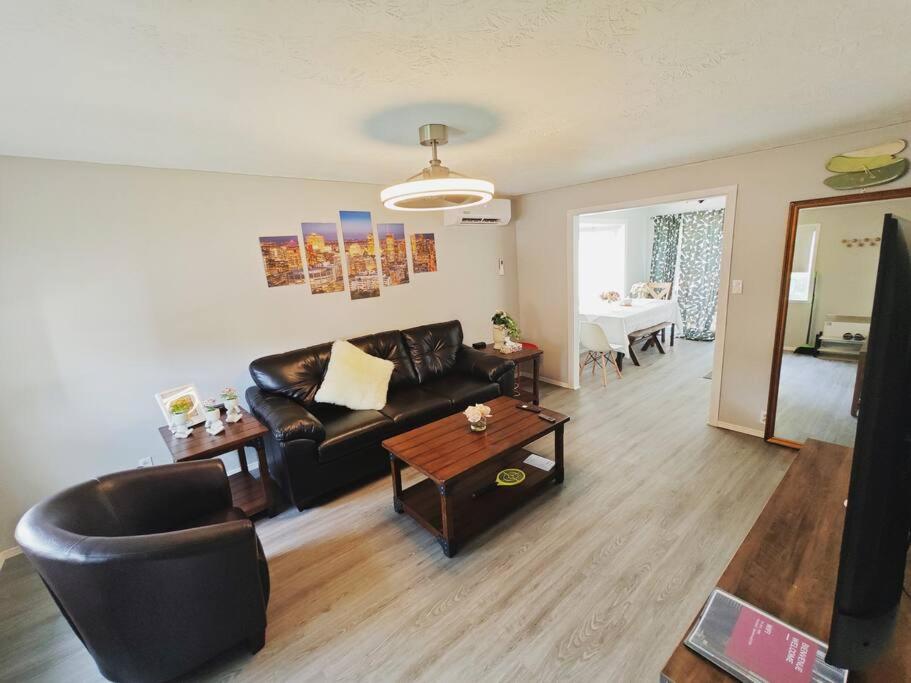 Detached house near metro with private parking