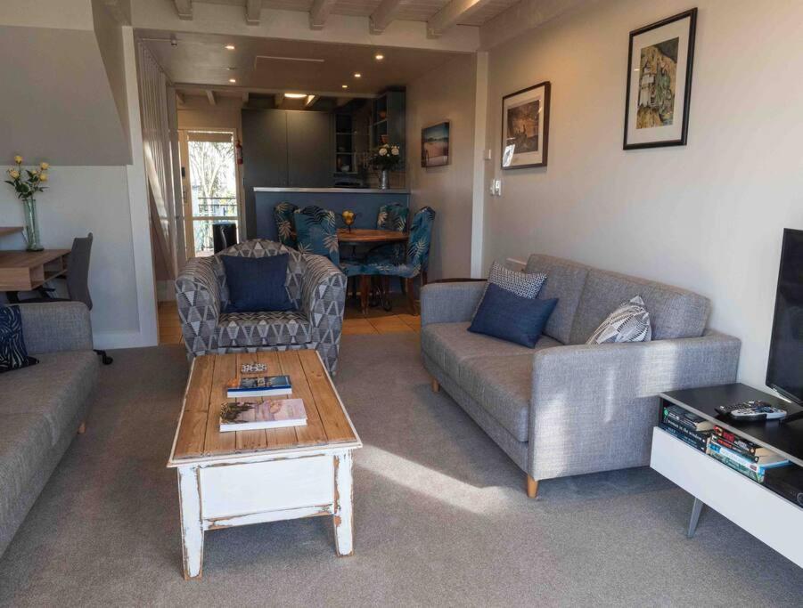 Waterfront 2-bedroom apartment with car park view 2