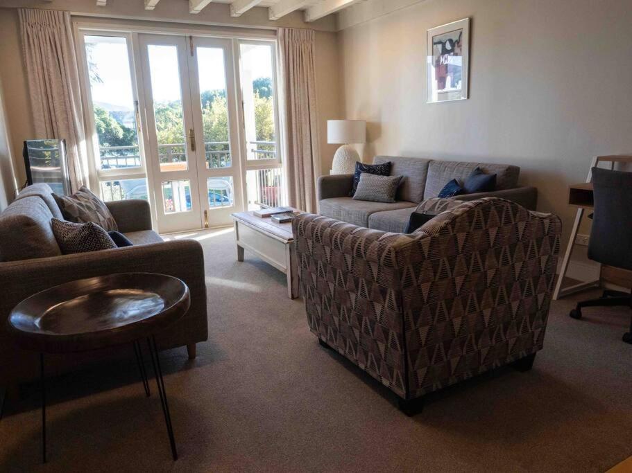 Waterfront 2-bedroom apartment with car park view 3