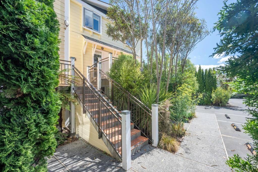 Waterfront 2-bedroom apartment with car park view 5