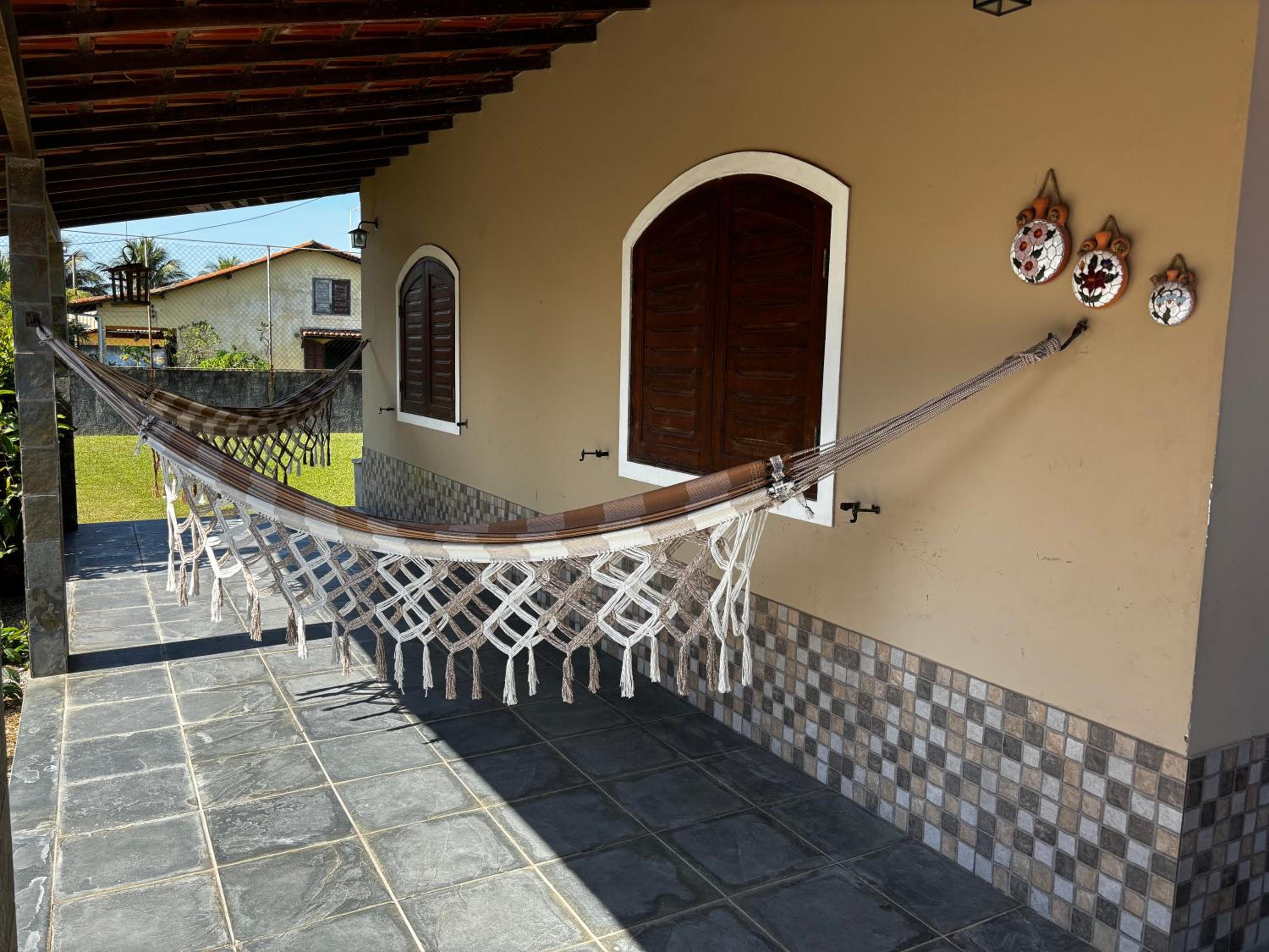 Casa com piscina, ar condicionado, campo de futebol e área gourmet a um quarteirão da lagoa de Praia Seca