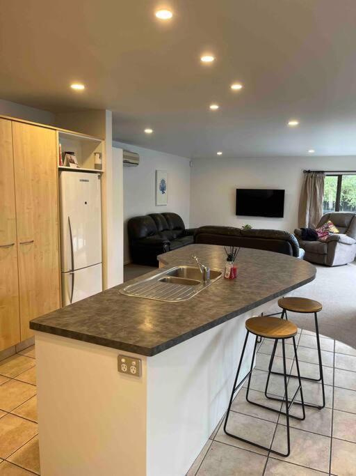 5 bedrooms, Pool in Havelock North! view 5