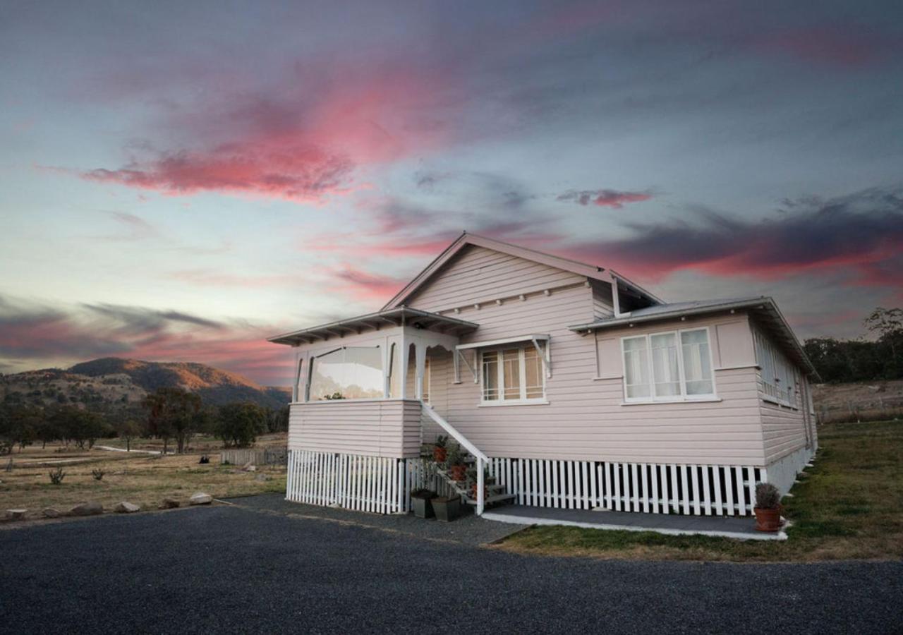 Pretty Pink Queenslander - Spectacular Views, Space and Serenity