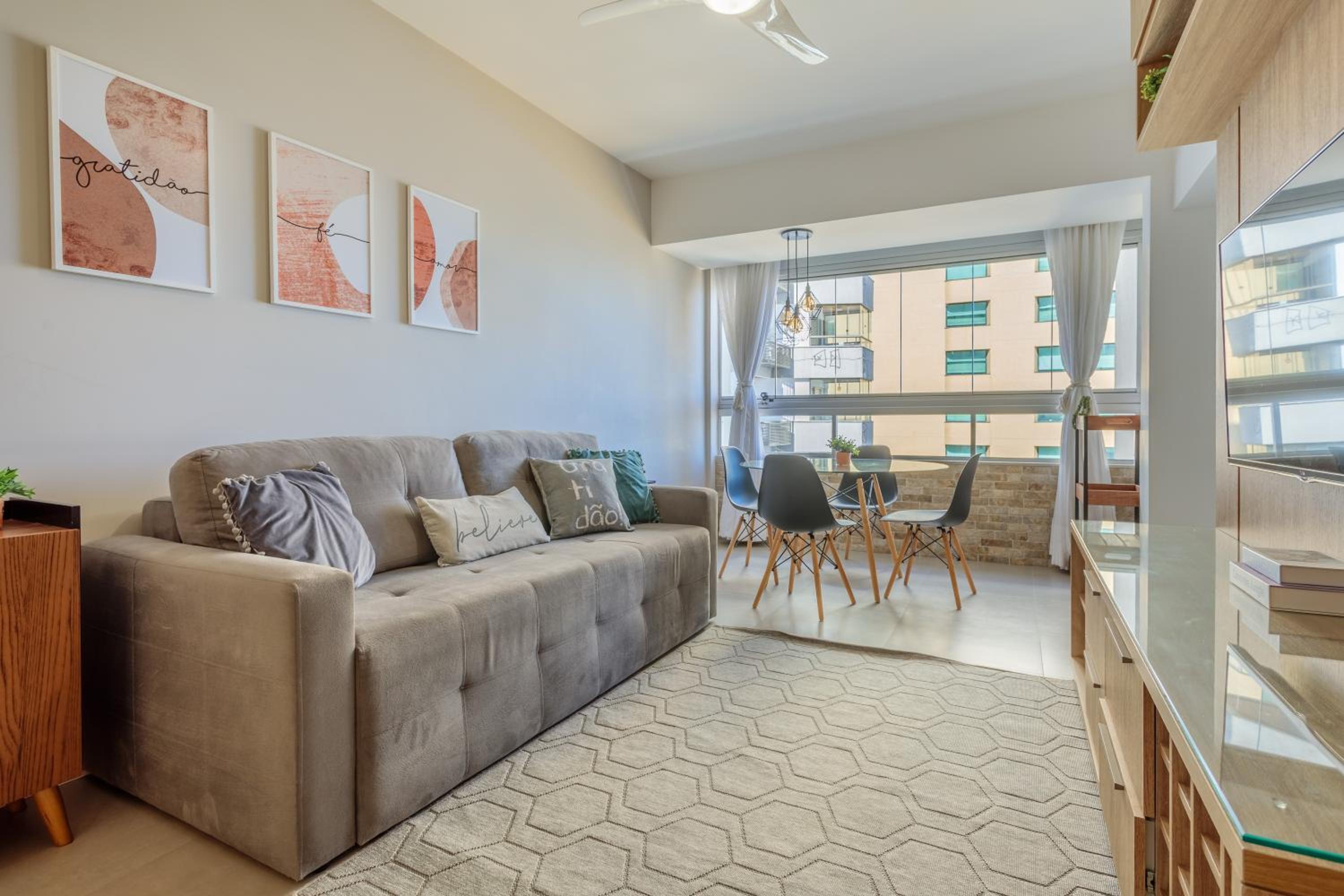Apto de Designer com vista para a Beiramar PY4648