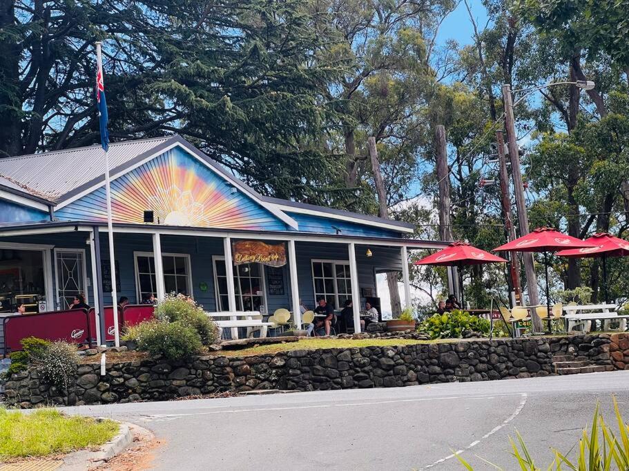 Romantic Retreat in the Dandenong Mountains