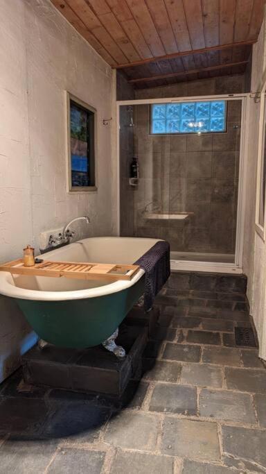 Romantic Retreat in the Dandenong Mountains
