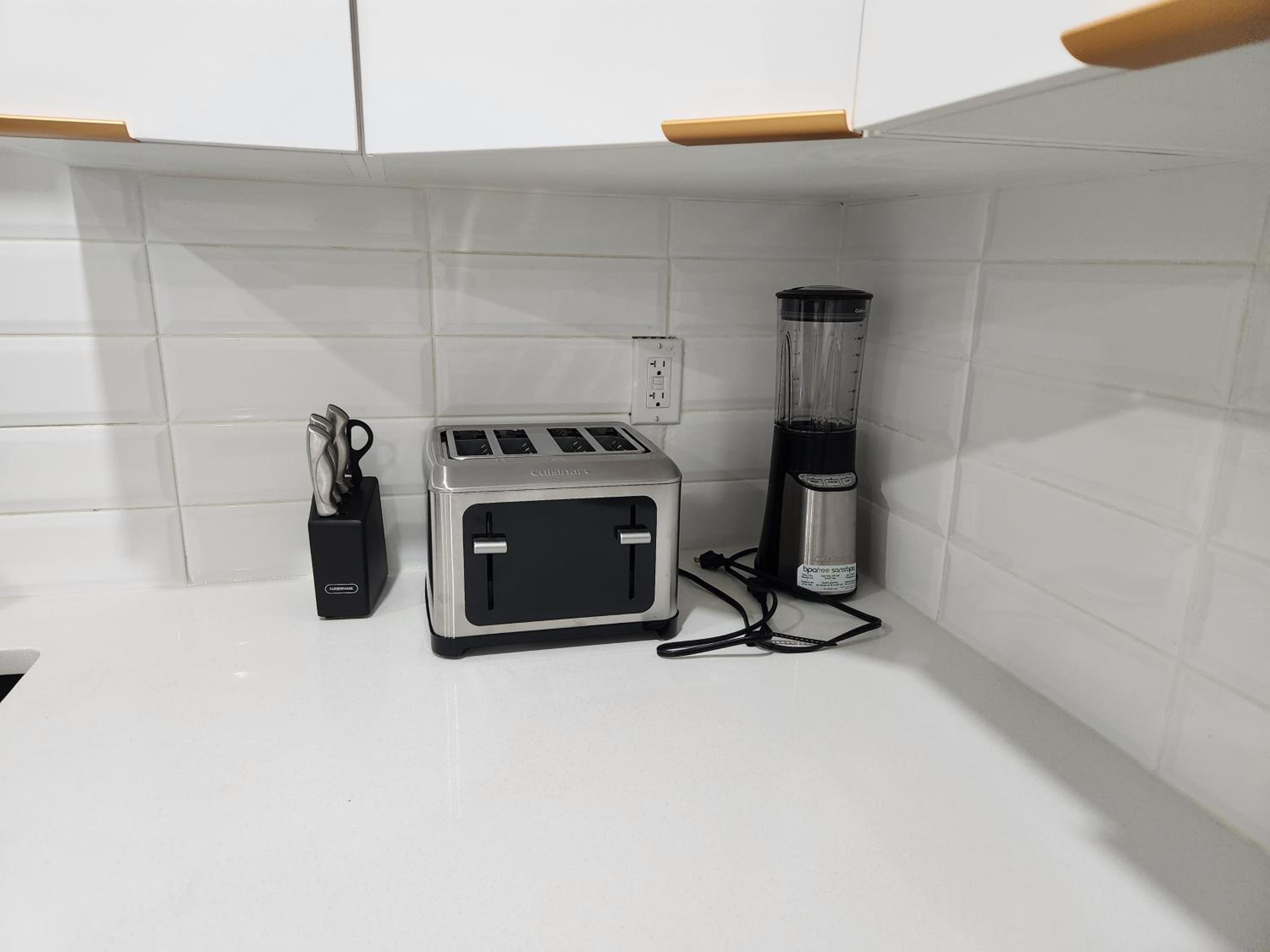 Brand New Deluxe 2 Bedroom Suite with AC & Den