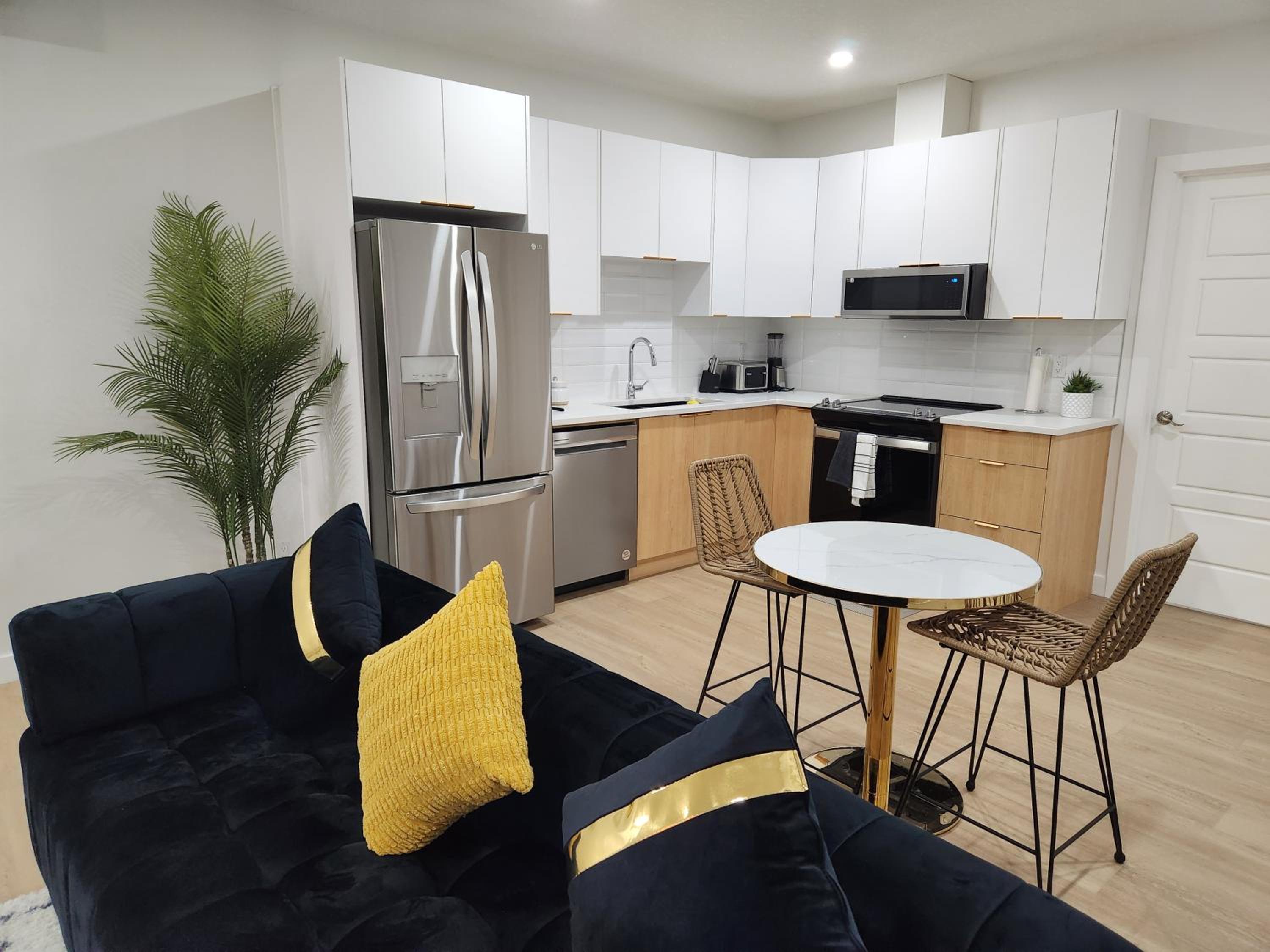 Brand New Deluxe 2 Bedroom Suite with AC & Den