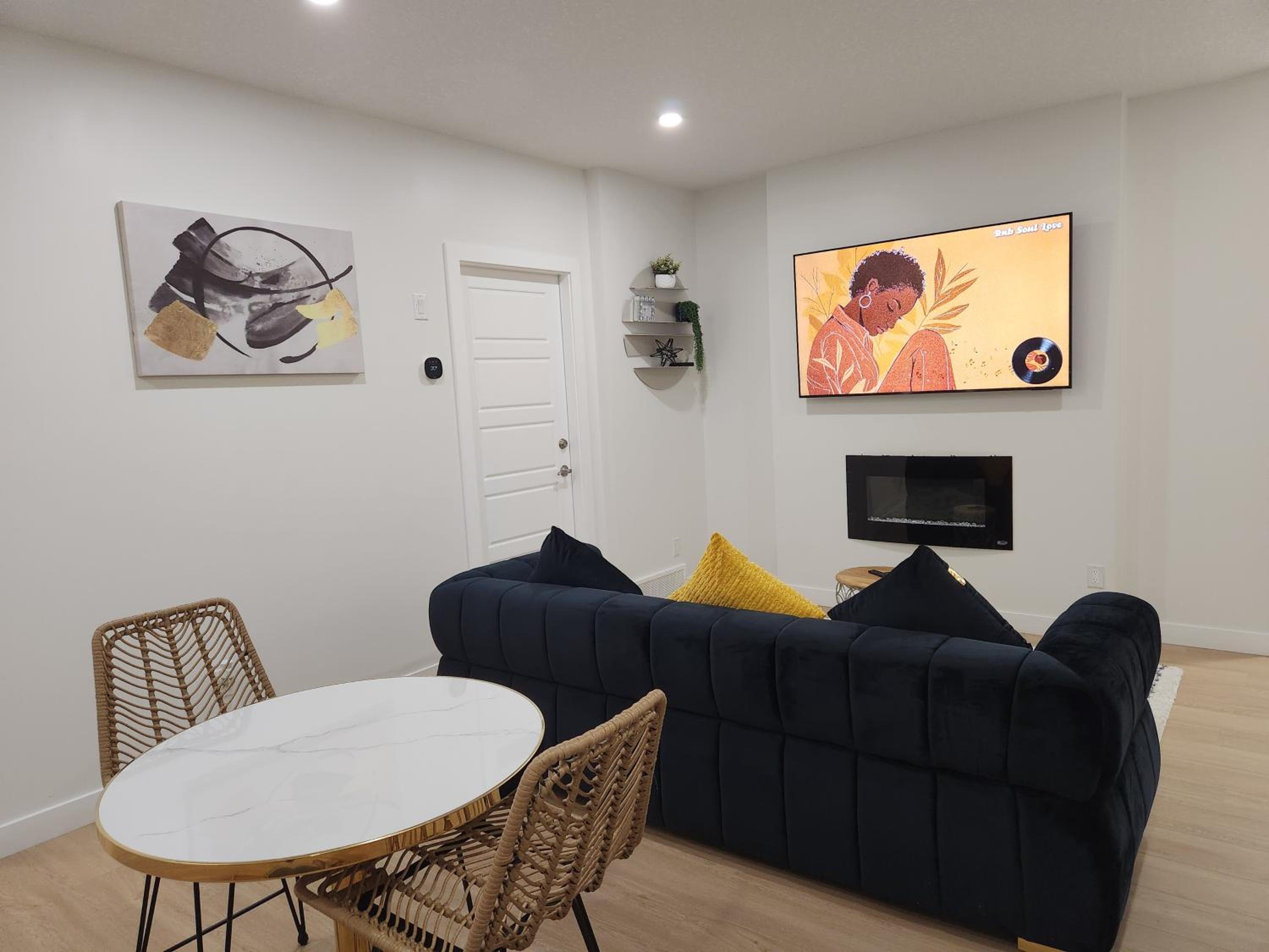 Brand New Deluxe 2 Bedroom Suite with AC & Den