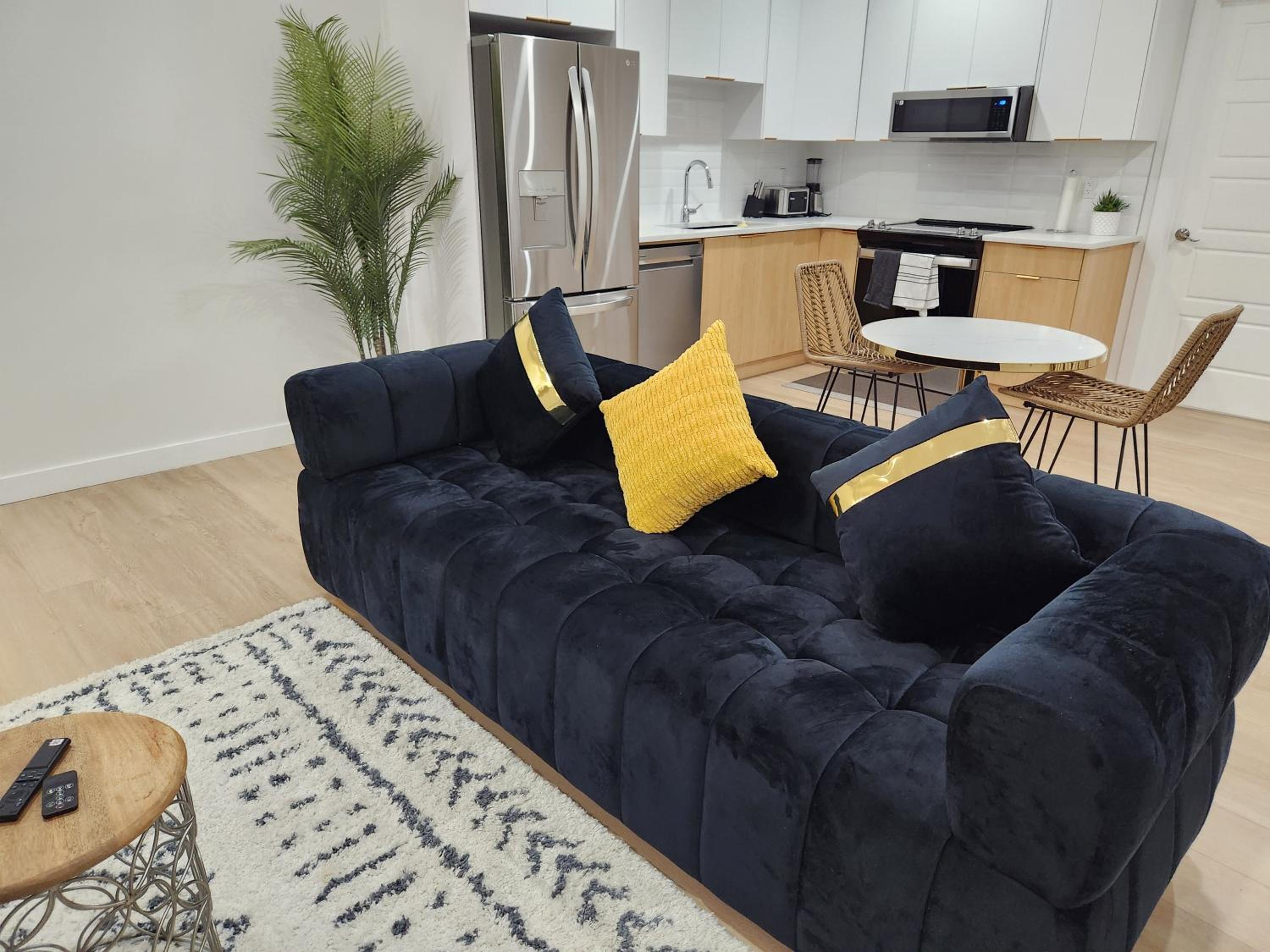 Brand New Deluxe 2 Bedroom Suite with AC & Den