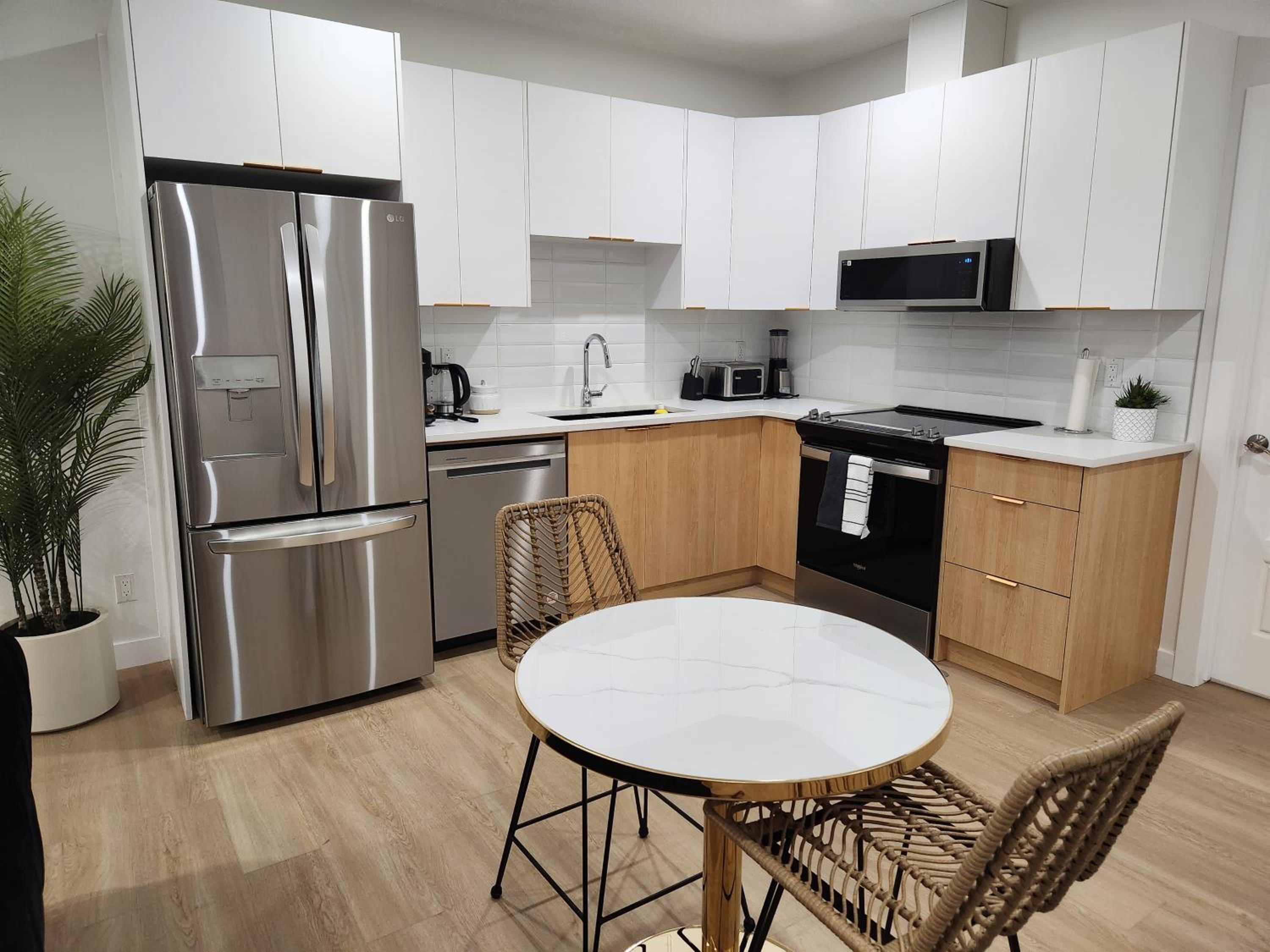 Brand New Deluxe 2 Bedroom Suite with AC & Den