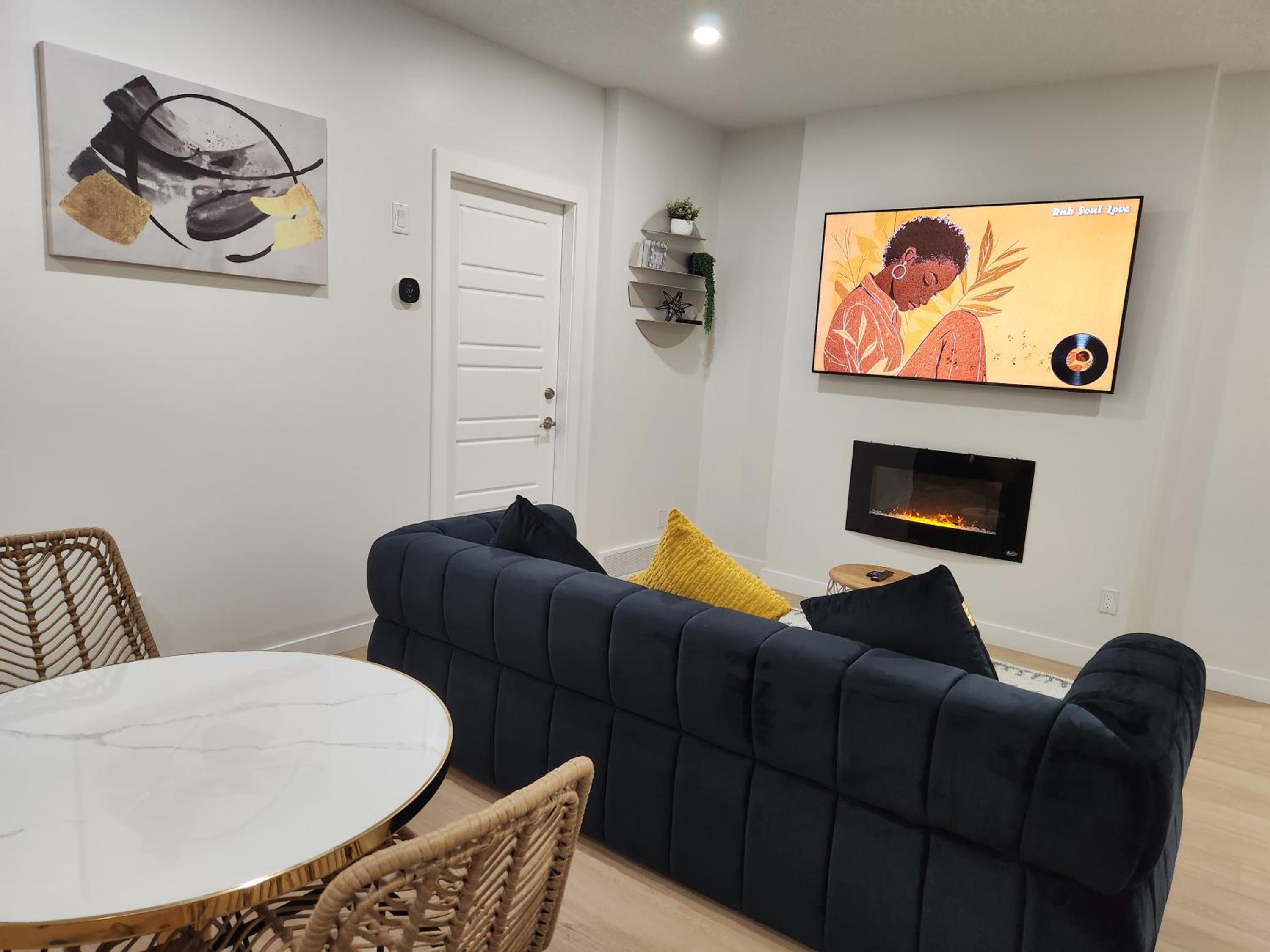 Brand New Deluxe 2 Bedroom Suite with AC & Den