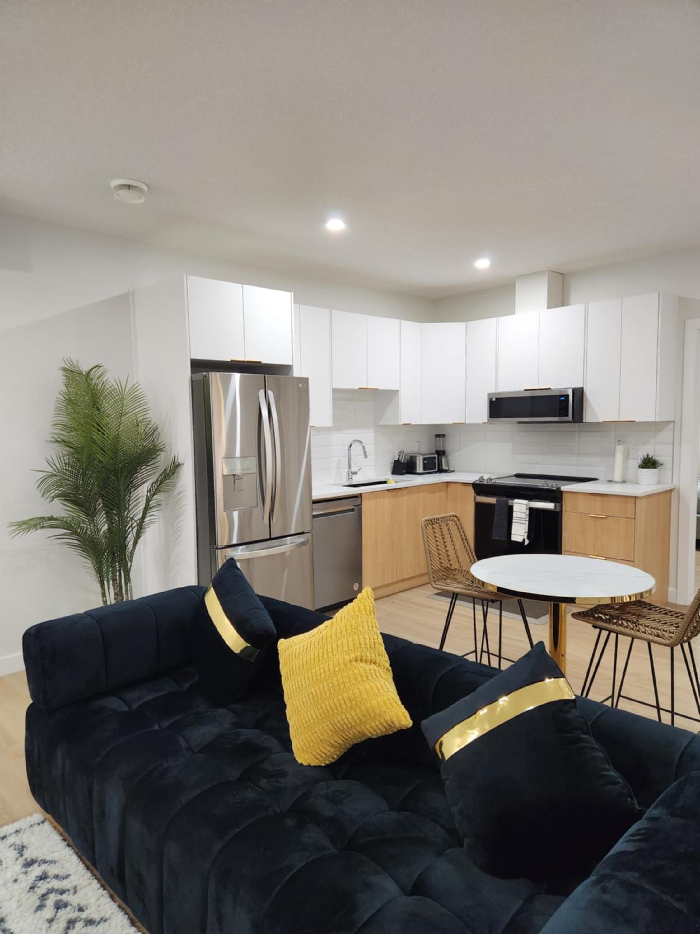 Brand New Deluxe 2 Bedroom Suite with AC & Den
