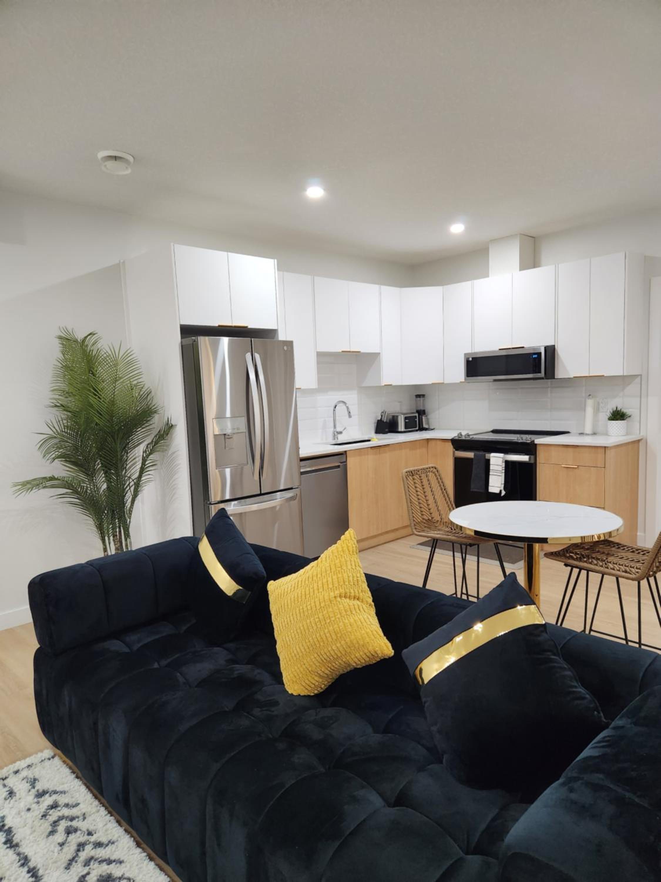 Brand New Deluxe 2 Bedroom Suite with AC & Den
