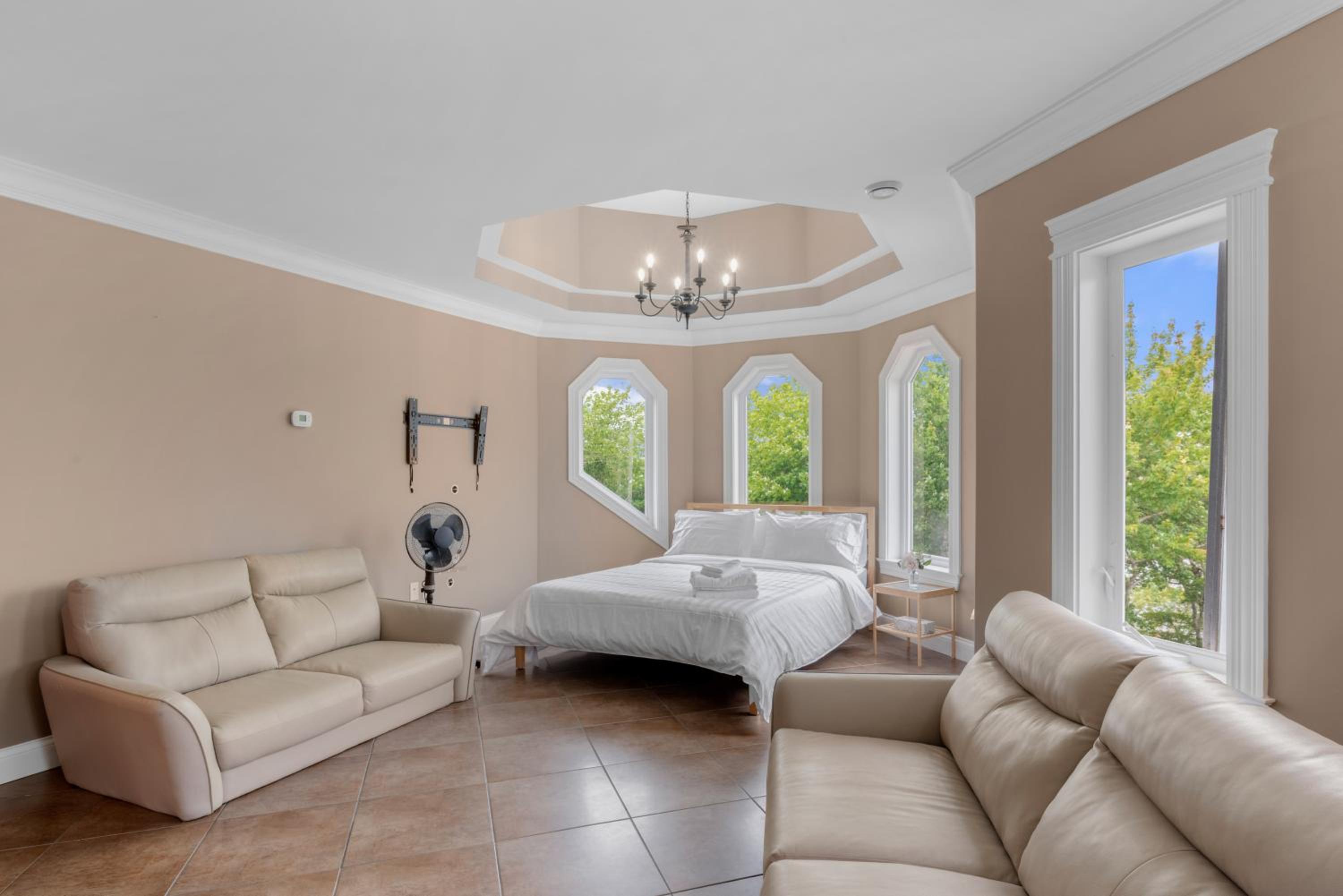 Tranquil Chateau on Moody Lake