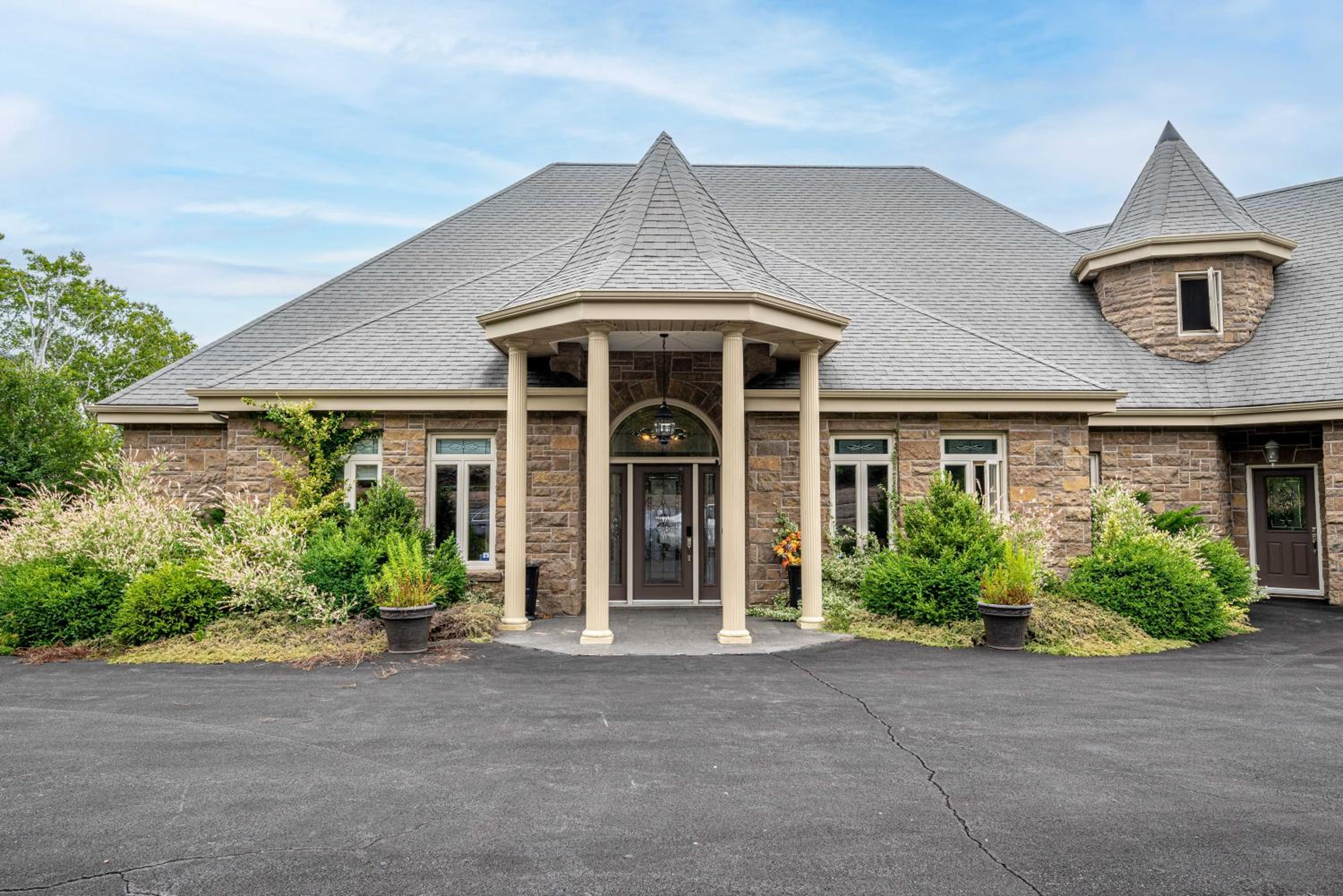Tranquil Chateau on Moody Lake