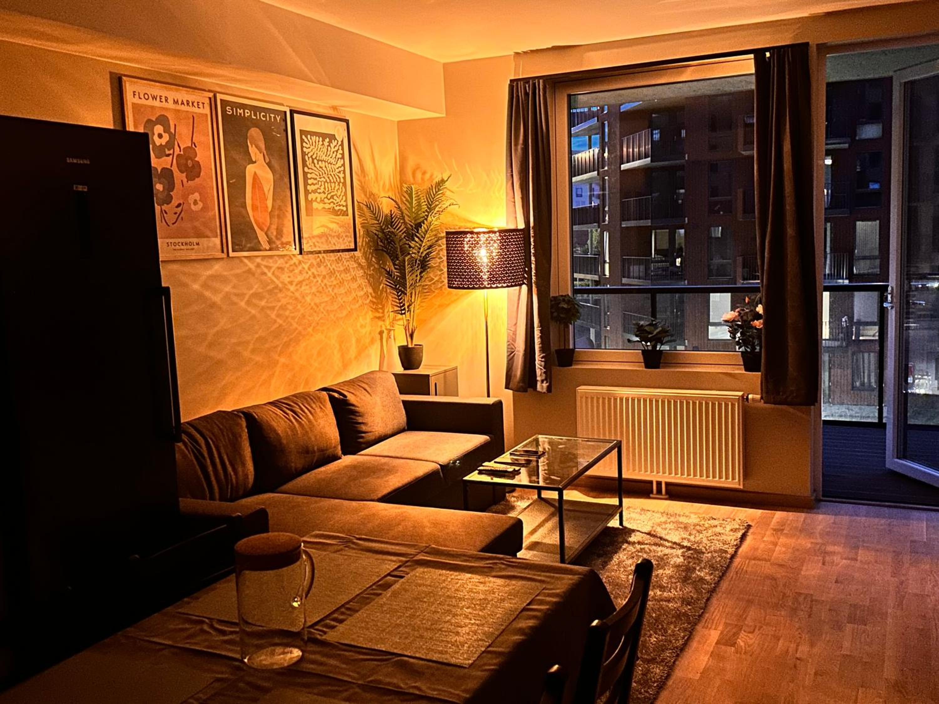 New Modern 2 room Apartment with 2 beds & FREE PARKING view 3