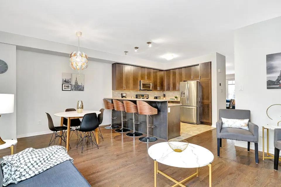 Modern Townhome Near Ottawa Attractions