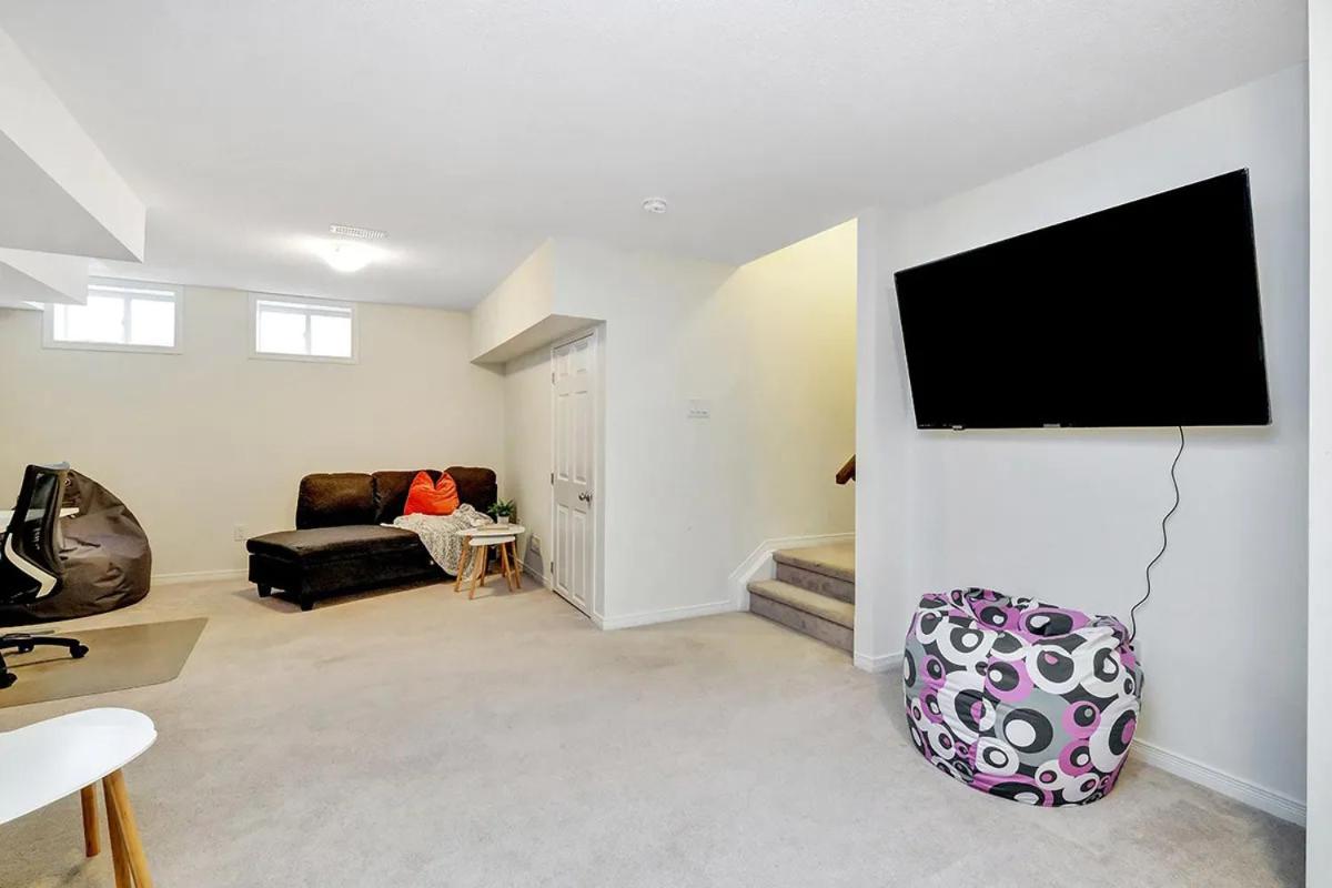Modern Townhome Near Ottawa Attractions