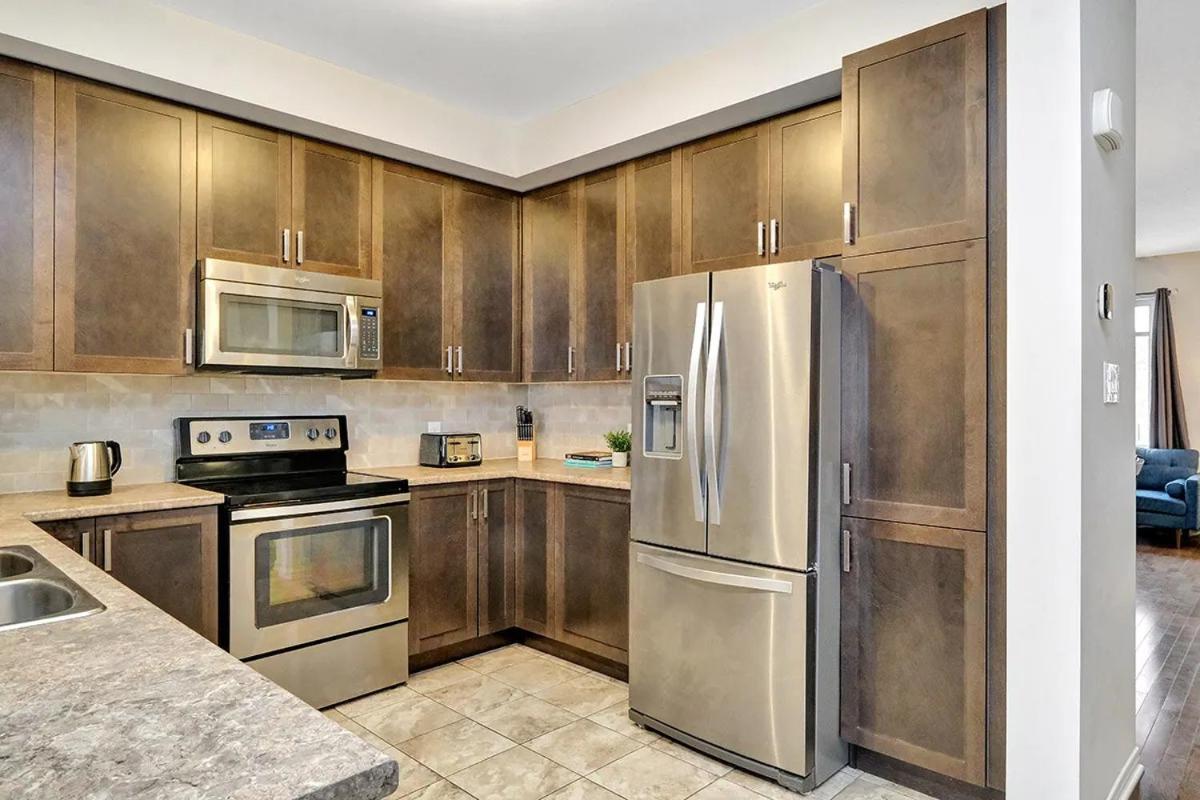 Modern Townhome Near Ottawa Attractions
