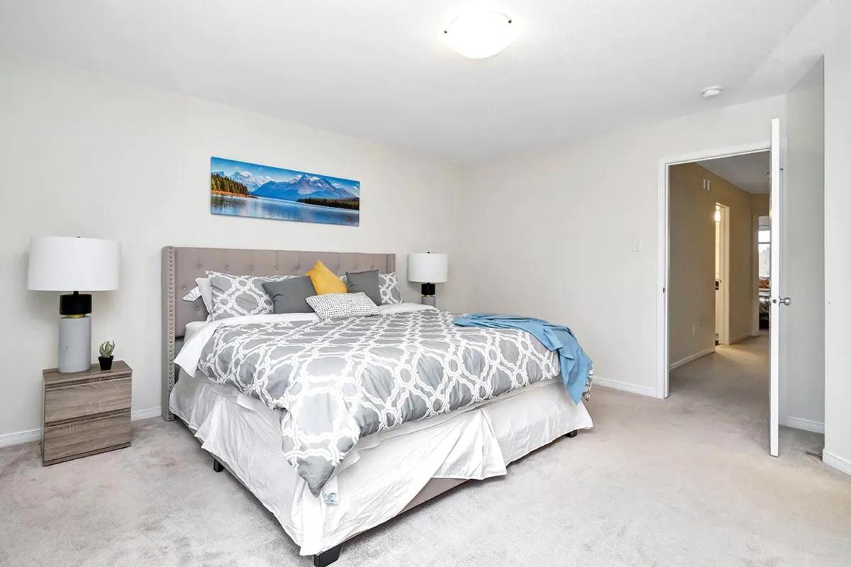 Modern Townhome Near Ottawa Attractions