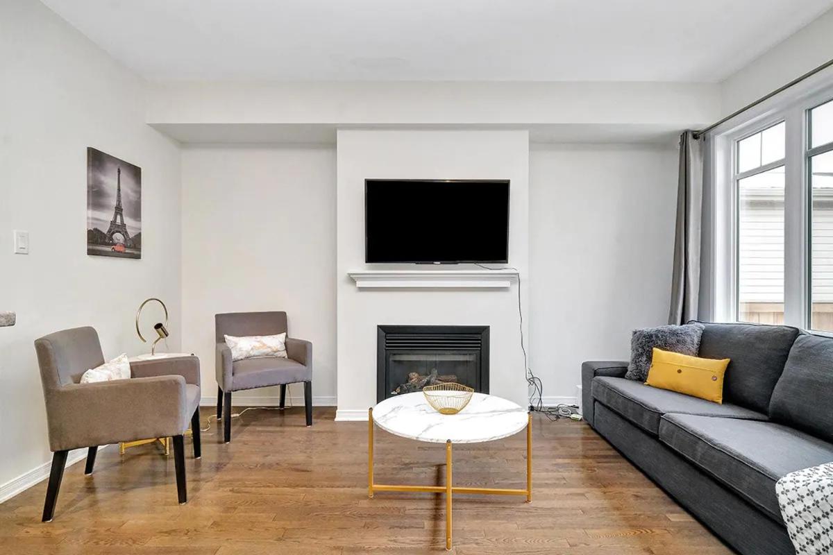 Modern Townhome Near Ottawa Attractions