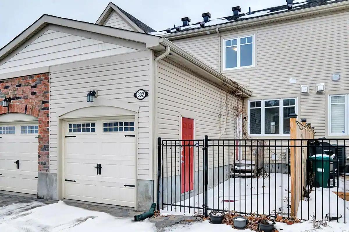 Modern Townhome Near Ottawa Attractions