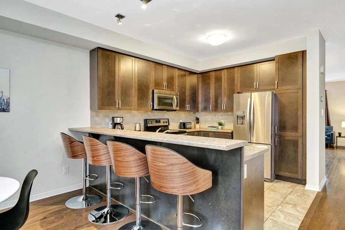 Modern Townhome Near Ottawa Attractions