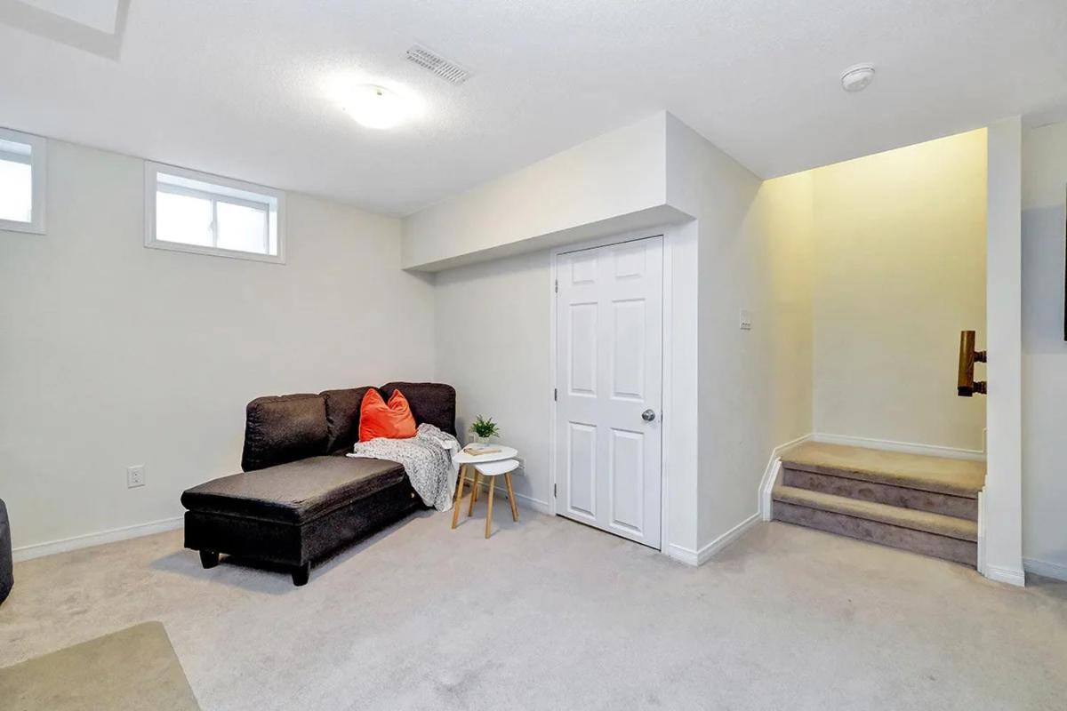 Modern Townhome Near Ottawa Attractions