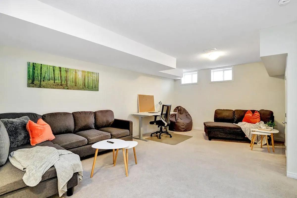 Modern Townhome Near Ottawa Attractions