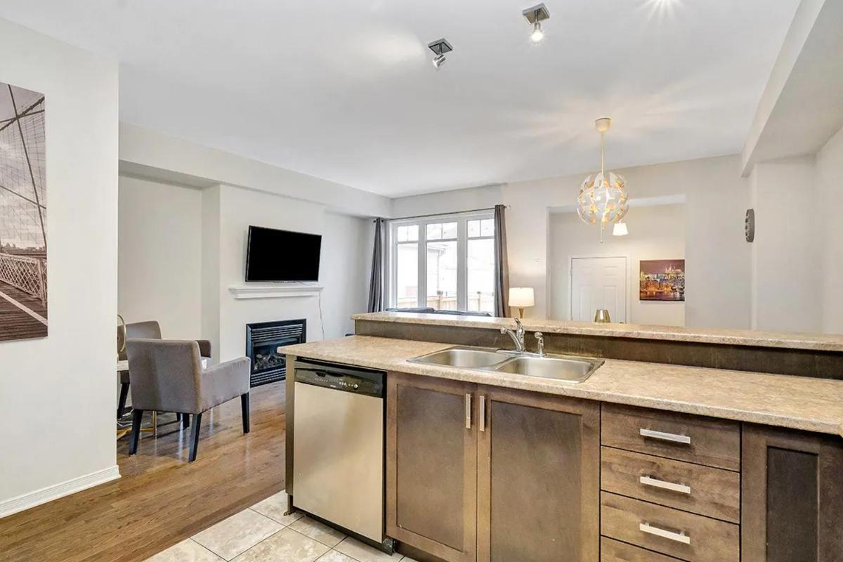 Modern Townhome Near Ottawa Attractions