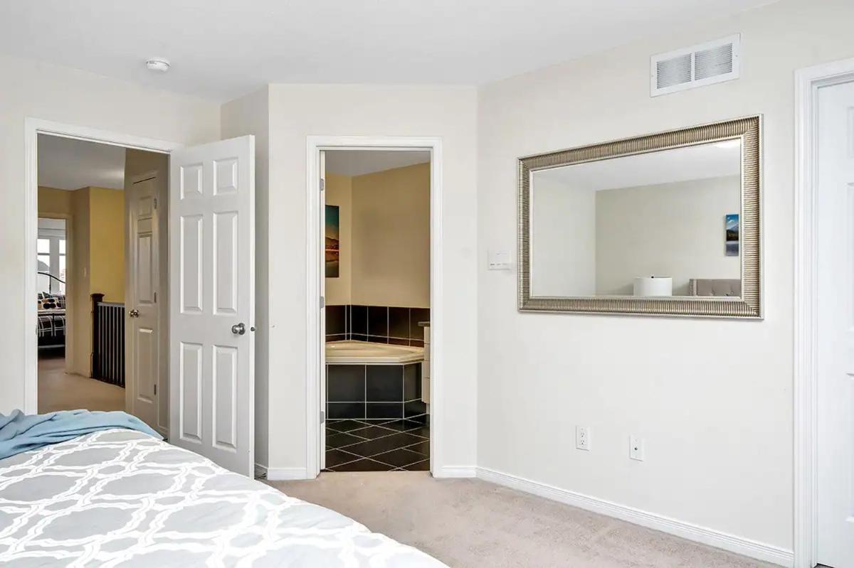 Modern Townhome Near Ottawa Attractions