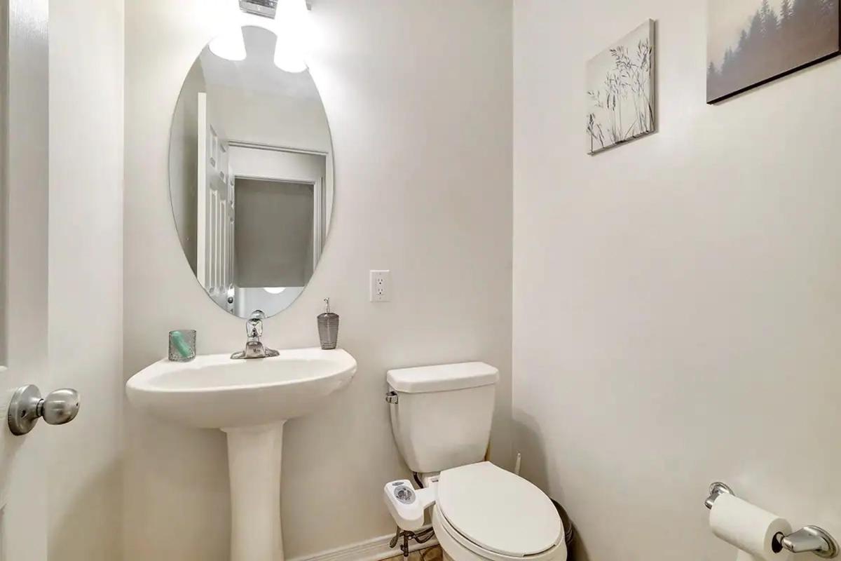 Modern Townhome Near Ottawa Attractions