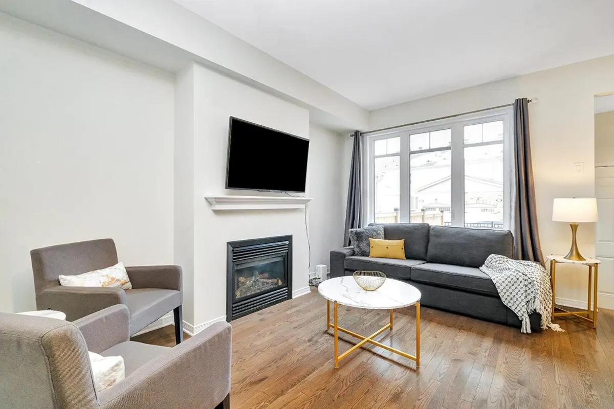 Modern Townhome Near Ottawa Attractions