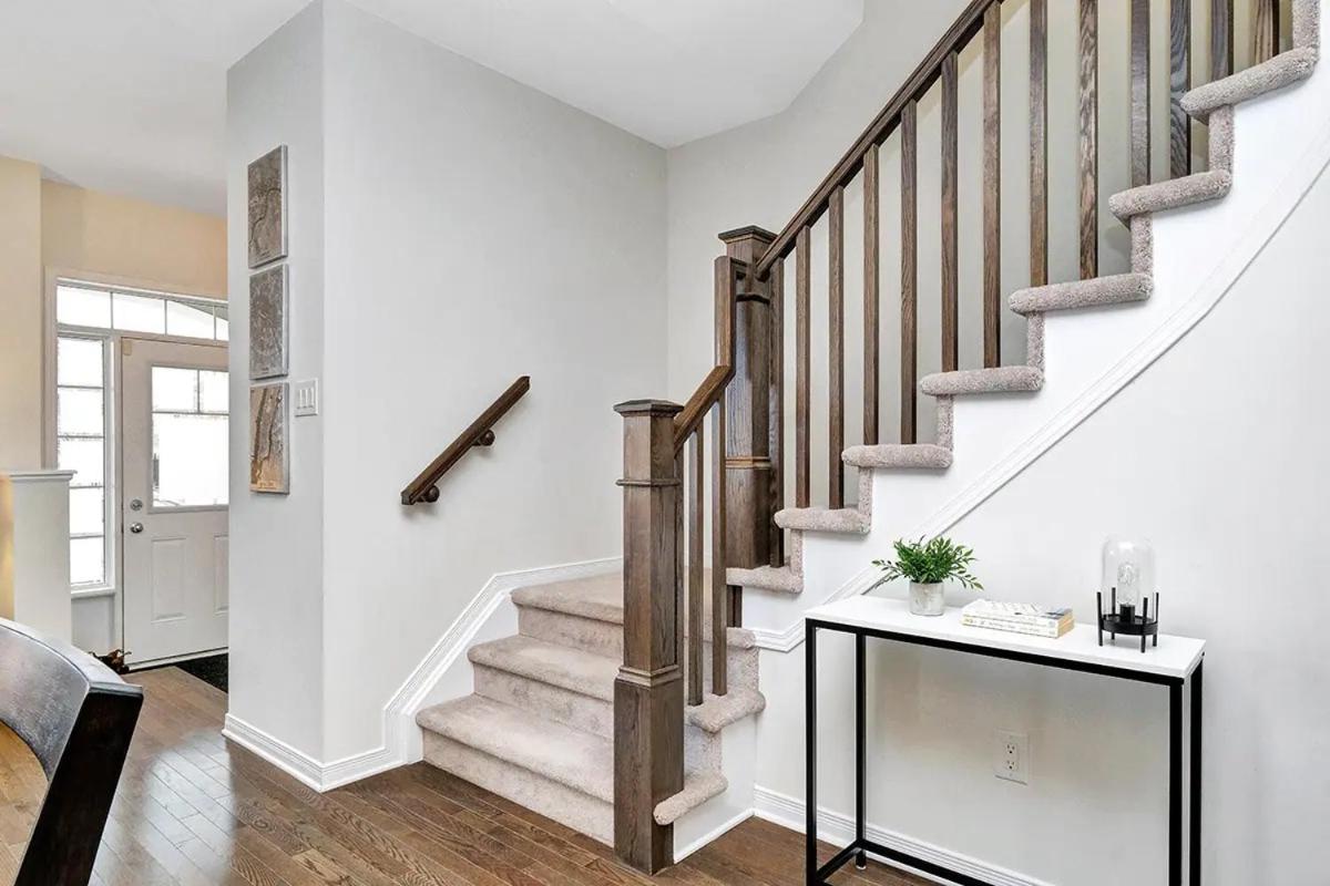 Modern Townhome Near Ottawa Attractions