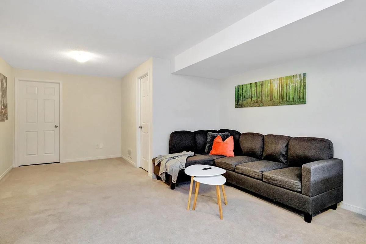 Modern Townhome Near Ottawa Attractions